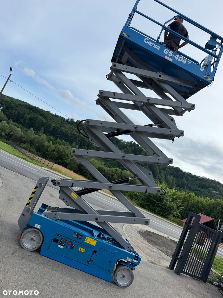 Genie GS-4047. Zwyżka Platforma Nożycowa 14 metrów wysokość robocza. Podnośnik przywieziony z Norwegii praktycznie zerowe zużycie. Pracował w urzędzie komunalnym 1 raz w roku okres świąteczny! Udzwig 380 kg. Rozsuwany Balkon. Sterowanie góra dół. Akumlatory w świetnej kondycji z 2024 roku. Wielka Okazja! - 26