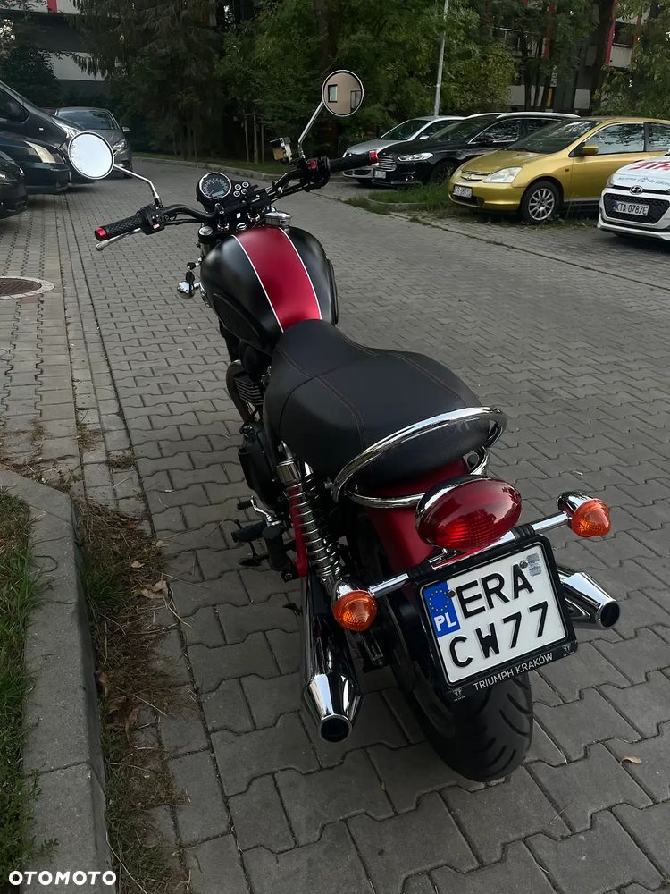 Triumph Bonneville - 4