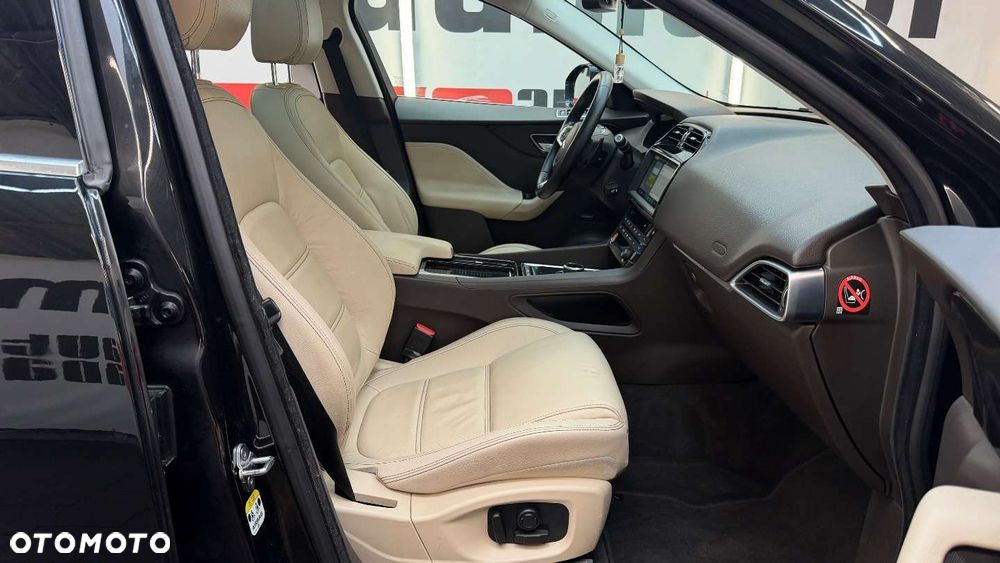 Jaguar F-Pace - 38