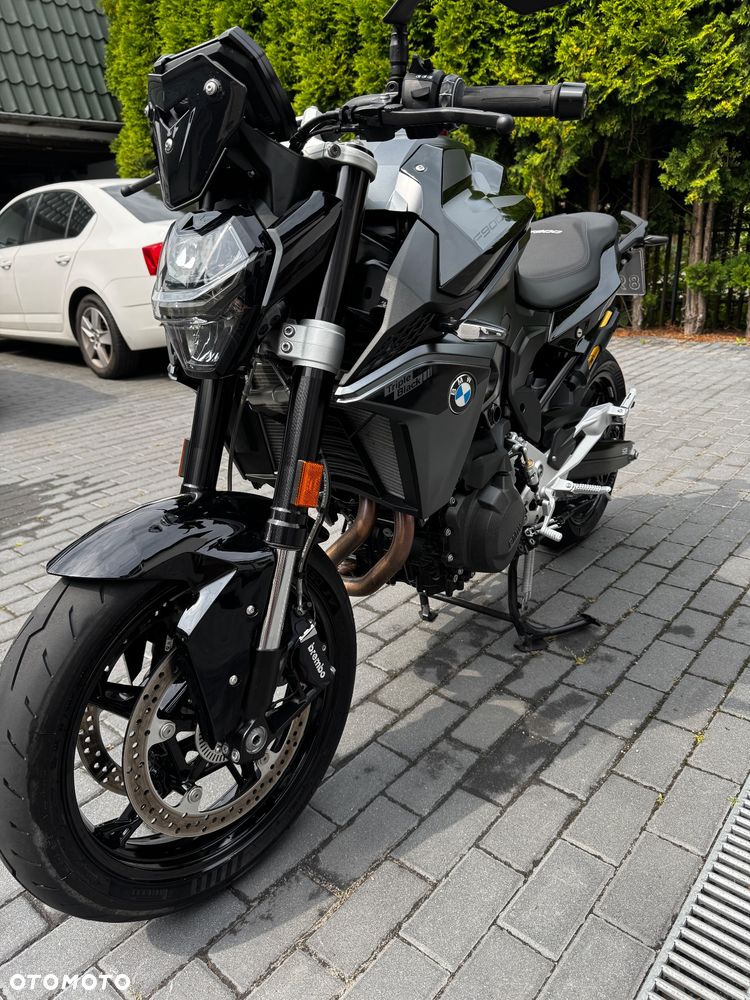 BMW F - 12