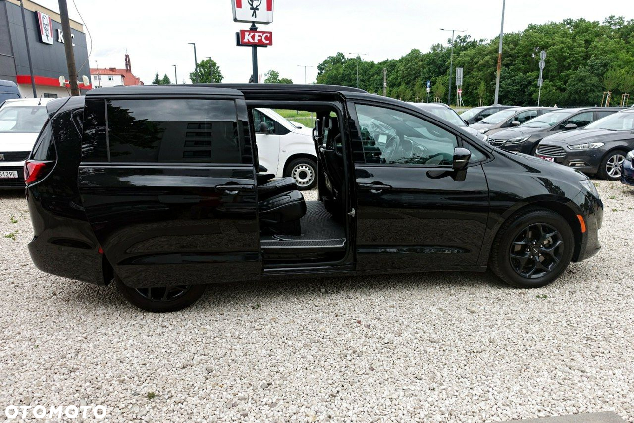 Chrysler Pacifica - 12