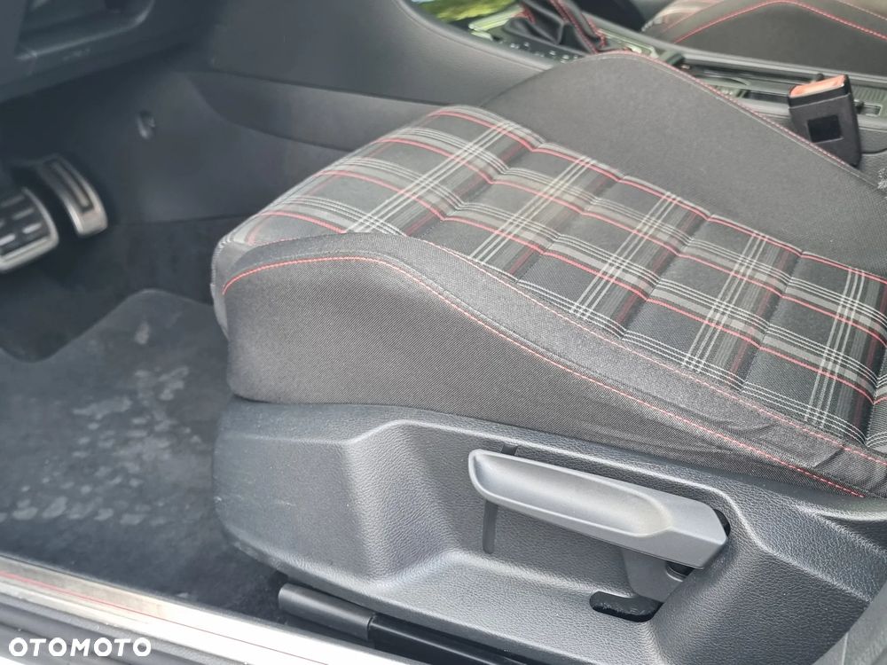 Volkswagen Golf - 18