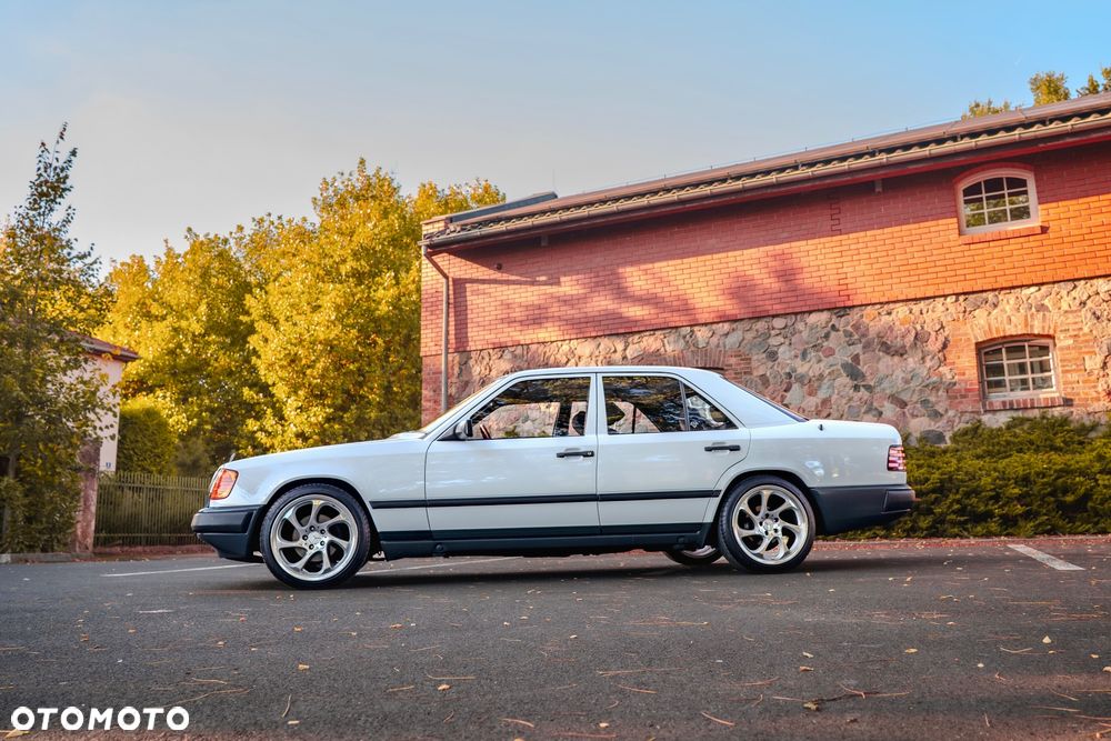 Mercedes-Benz W124 1987 photo 5