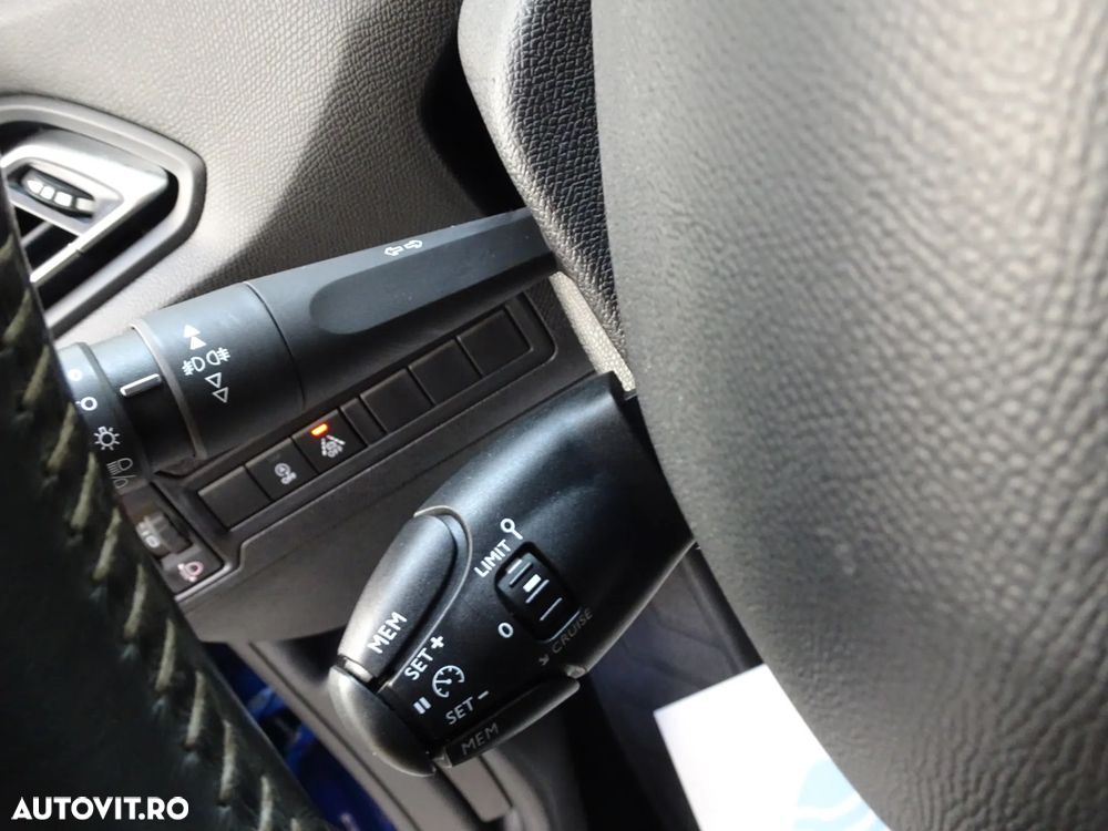 Peugeot 308 1.2 L PureTech Turbo S&S Allure - 25