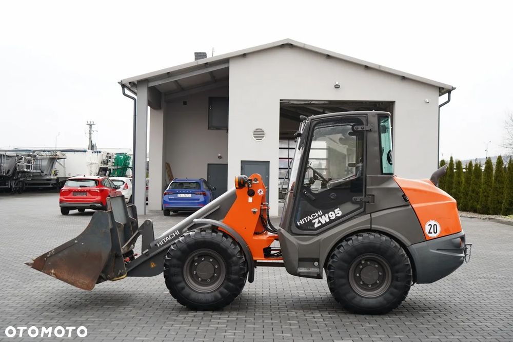 Hitachi ZW95 / ŁADOWARKA KOŁOWA / 2020 R / WIDŁY DO PALET - 14