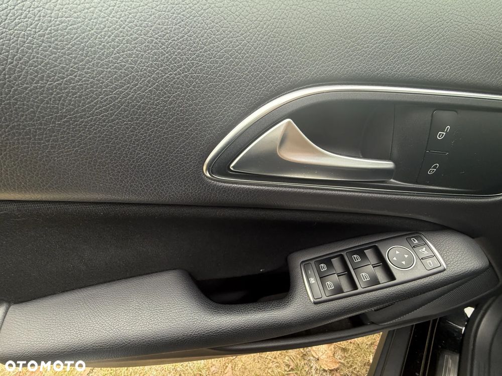 Mercedes-Benz GLA 200 7G-DCT - 10