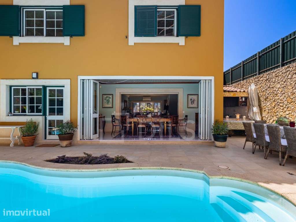 Moradia T4 + 1 com jardim, piscina e garagem no Estoril - Grande imagem: 2/30