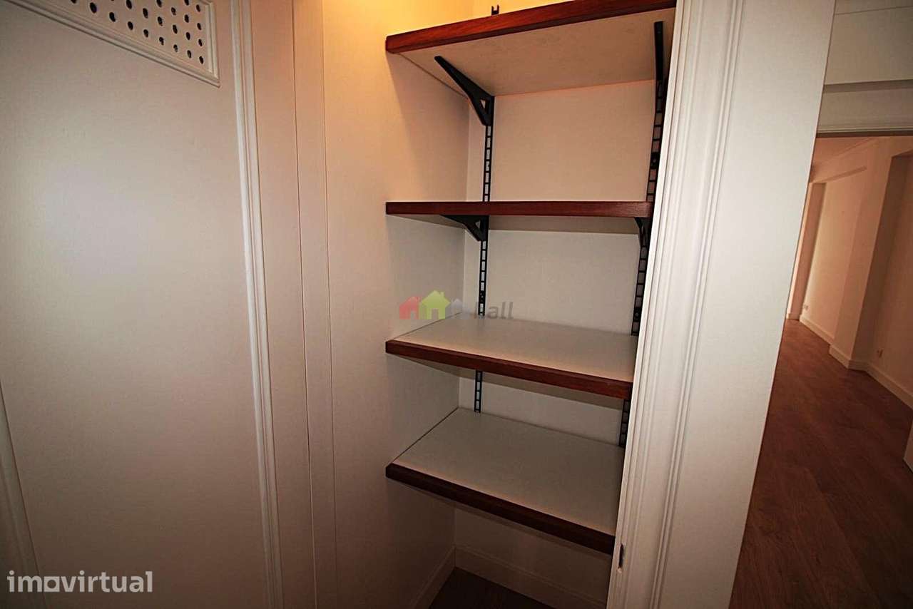 Apartamento T3 c/ garagem e arrecadação na Estrada da Luz - Grande imagem: 4/24