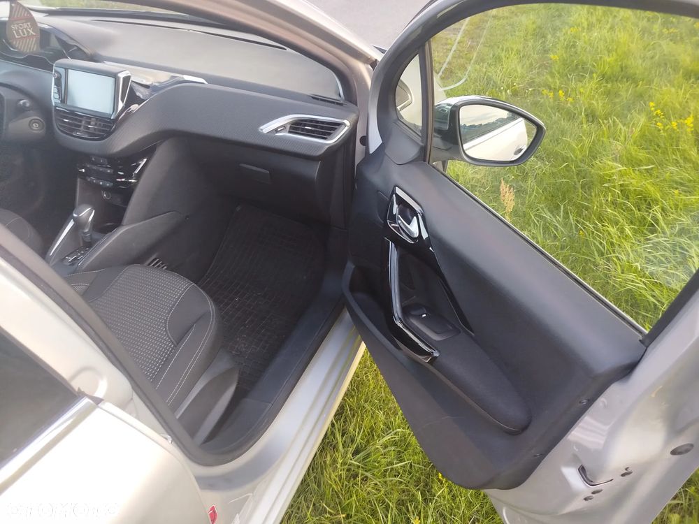 Peugeot 208 PureTech 110 Stop & Start EAT6 Allure - 10