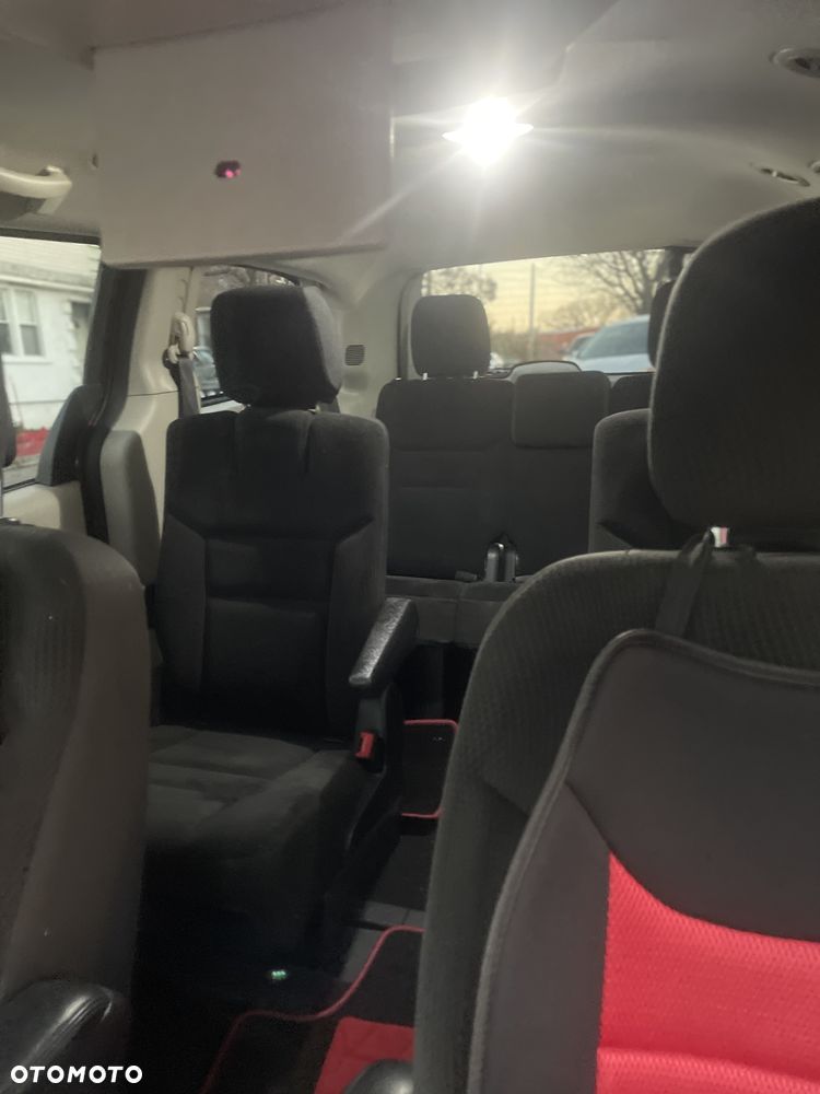 Dodge Grand Caravan - 37
