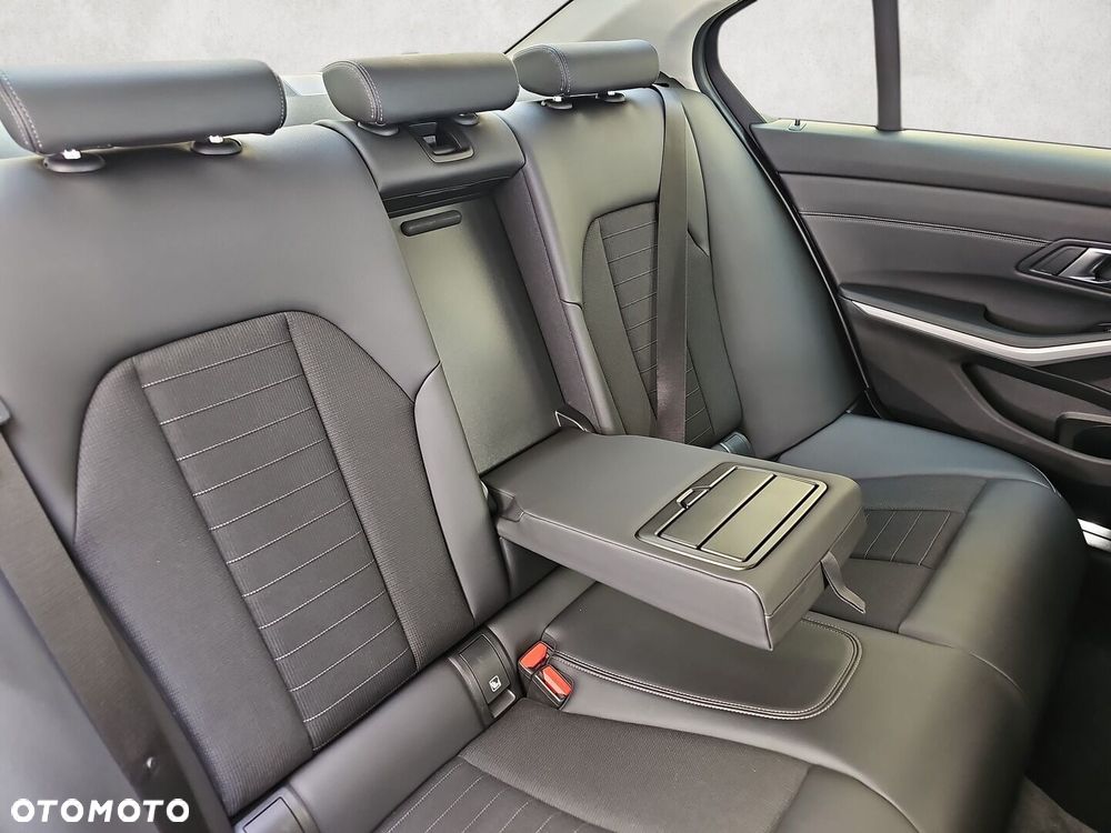 BMW Seria 3 330i xDrive Advantage - 22