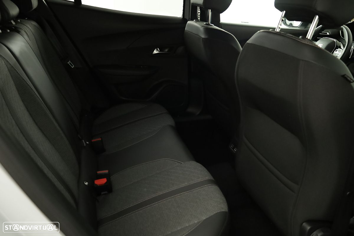 Peugeot 2008 1.2 PureTech Allure EAT8 - 23