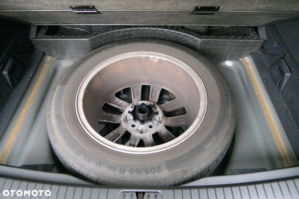 Volkswagen Touran 2.0 TDI BMT Comfortline - 32