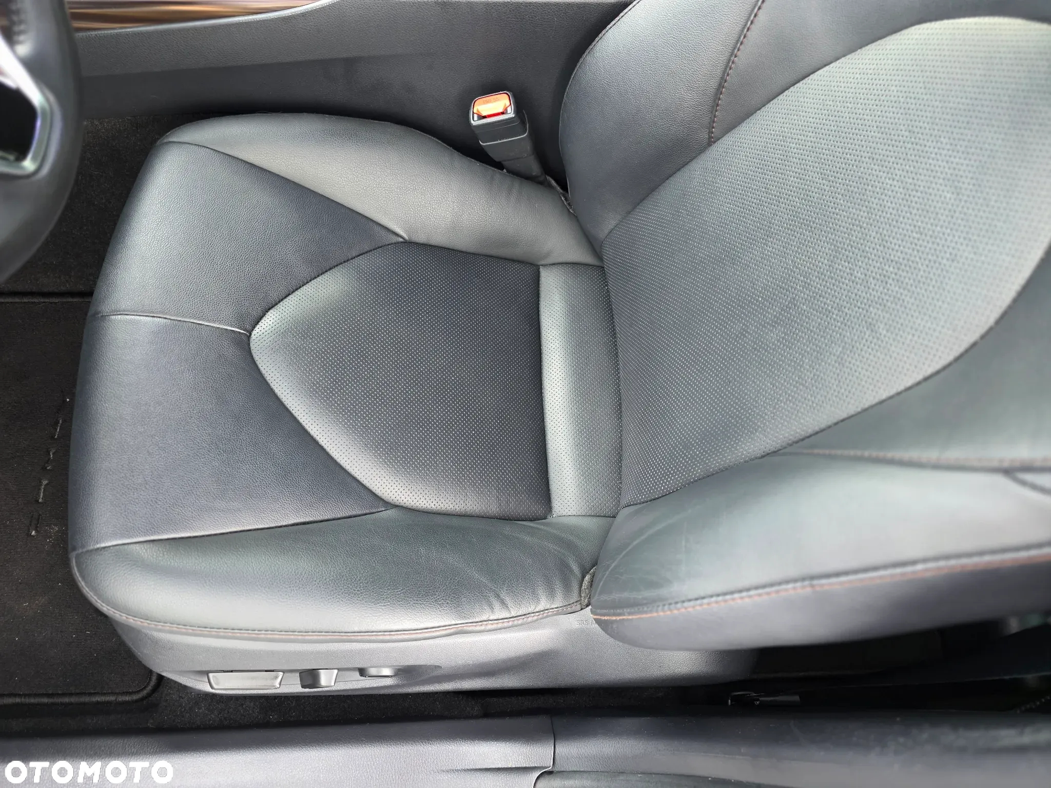 Toyota Camry 2.5 Hybrid Executive CVT - 24