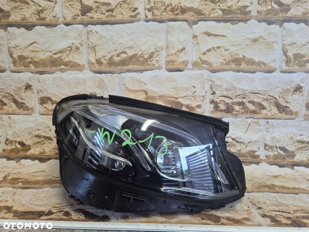 Reflektor prawa Mercedes-Benz E W213 A2139069604 niebieskie paski