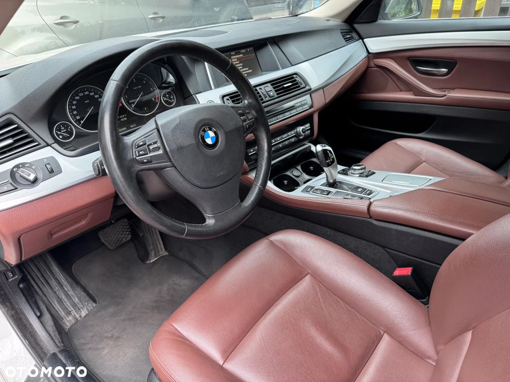 BMW Seria 5 525d xDrive - 23