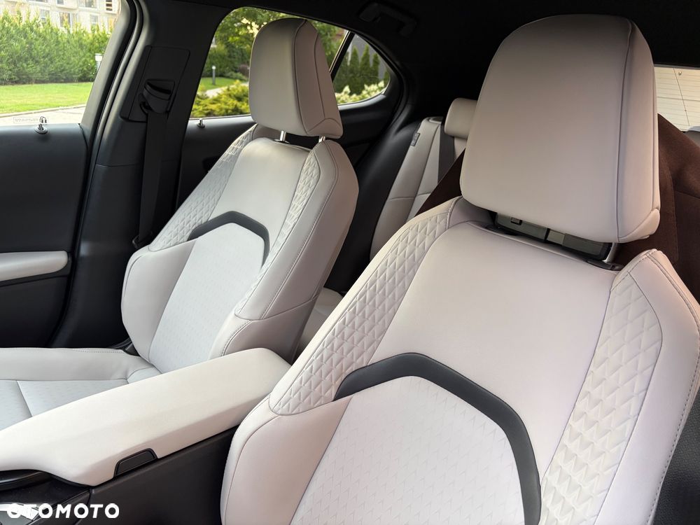 Lexus UX - 12