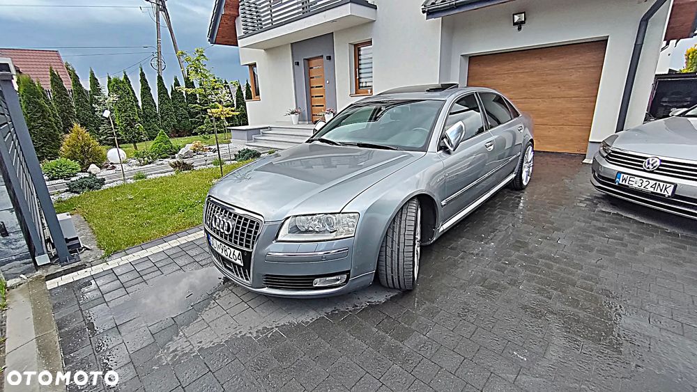 Audi A8 4.2 L Quattro - 1