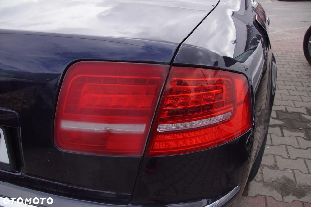 AUDI A8 D3 4.2 335 KM 2005  SILNIK BFM SKRZYNIA HHV  POJAZD NA CZĘŚCI. Tel. 692 106 889 silnik kompletny BFM, blok silnika, głowica lewa, głowica prawa, wał korbowy, wałek rozrządu, wałek ssący, wałek wydechowy, tłoki, korbowody, panewki, pierścienie tłokowe, miska olejowa, pompa oleju, smok olejowy, czujnik poziomu oleju, czujnik ciśnienia oleju, obudowa filtra oleju, chłodnica oleju, korek wlewu oleju, bagnet oleju, pokrywa zaworów lewa, pokrywa zaworów prawa, uszczelka pokrywy zaworów, kolektor ssący, kolektor wydechowy lewy, kolektor wydechowy prawy, przepustnica, listwa wtryskowa, wtryskiwacze, pompa paliwa, kosz pompy paliwa, regulator ciśnienia paliwa, filtr paliwa, przewody paliwowe, zbiornik paliwa, wlew paliwa, korek wlewu paliwa, obudowa filtra powietrza, przepływomierz, rura dolotowa, rezonator dolotu, przewody podciśnienia, zawór podciśnienia, odma, separator oleju, cewki zapłonowe, świece zapłonowe, wiązka silnika, sterownik silnika, moduł zapłonowy, czujnik położenia wału, czujnik położenia wałka rozrządu, czujnik temperatury silnika, czujnik spalania stukowego, czujnik ciśnienia, sonda lambda, alternator, rozrusznik, pompa wody, termostat, obudowa termostatu, chłodnica wody, wentylator chłodnicy lewy, wentylator chłodnicy prawy, obudowa wentylatorów, zbiornik wyrównawczy, korek zbiornika wyrównawczego, przewody chłodnicy, węże układu chłodzenia, nagrzewnica, przewody nagrzewnicy, koło pasowe wału, rolka prowadząca, rolka napinacza, napinacz paska, pasek osprzętu, łapa silnika lewa, łapa silnika prawa, poduszka silnika lewa, poduszka silnika prawa, osłona silnika górna, osłona silnika dolna, skrzynia biegów HHV, sterownik skrzyni biegów, mechatronika skrzyni, konwerter skrzyni biegów, sprzęgło hydrokinetyczne, miska skrzyni biegów, chłodnica oleju skrzyni, przewody oleju skrzyni, wybierak biegów, lewarek zmiany biegów, linka wybieraka, poduszka skrzyni biegów, łapa skrzyni biegów, wał napędowy, podpora wału, przegub wału, skrzynia rozdzielcza, reduktor, dyferencjał przedni, dyferencjał tylny, most przedni, most tylny, półoś przednia lewa, półoś przednia prawa, półoś tylna lewa, półoś tylna prawa, przegub zewnętrzny, przegub wewnętrzny, flansza napędowa, piasta przednia lewa, piasta przednia prawa, piasta tylna lewa, piasta tylna prawa, łożysko koła przednie, łożysko koła tylne, sanki przednie, sanki tylne, belka przednia, belka tylna, amortyzator przedni lewy, amortyzator przedni prawy, amortyzator tylny lewy, amortyzator tylny prawy, miech pneumatyczny przedni lewy, miech pneumatyczny przedni prawy, miech pneumatyczny tylny lewy, miech pneumatyczny tylny prawy, kolumna pneumatyczna przednia lewa, kolumna pneumatyczna przednia prawa, kompresor zawieszenia, pompa zawieszenia, sterownik zawieszenia, blok zaworowy zawieszenia, czujnik poziomowania, zbiornik powietrza zawieszenia, przewody pneumatyczne, wahacz przedni górny lewy, wahacz przedni górny prawy, wahacz przedni dolny lewy, wahacz przedni dolny prawy, wahacz tylny lewy, wahacz tylny prawy, zwrotnica przednia lewa, zwrotnica przednia prawa, zwrotnica tylna lewa, zwrotnica tylna prawa, stabilizator przedni, stabilizator tylny, łącznik stabilizatora lewy, łącznik stabilizatora prawy, drążek kierowniczy lewy, drążek kierowniczy prawy, końcówka drążka lewa, końcówka drążka prawa, maglownica, przekładnia kierownicza, pompa wspomagania, zbiornik płynu wspomagania, przewody wspomagania, kolumna kierownicza, krzyżak kolumny kierowniczej, zacisk hamulcowy przedni lewy, zacisk hamulcowy przedni prawy, zacisk hamulcowy tylny lewy, zacisk hamulcowy tylny prawy, jarzmo zacisku przednie, jarzmo zacisku tylne, tarcza hamulcowa przednia lewa, tarcza hamulcowa przednia prawa, tarcza hamulcowa tylna lewa, tarcza hamulcowa tylna prawa, klocki hamulcowe, pompa hamulcowa, serwo hamulcowe, moduł ABS, pompa ABS, czujnik ABS przedni, czujnik ABS tylny, przewód hamulcowy, linka hamulca postojowego, silniczek hamulca postojowego, sterownik hamulca postojowego, felga aluminiowa, koło kompletne, śruba koła, dekielek felgi, czujnik ciśnienia opony, zderzak przedni, zderzak tylny, belka zderzaka przedniego, belka zderzaka tylnego, absorber zderzaka, kratka zderzaka lewa, kratka zderzaka prawa, grill przedni, atrapa chłodnicy, ramka grilla, emblemat Audi, emblemat A8, maska, zawias maski lewy, zawias maski prawy, zamek maski, linka otwierania maski, siłownik maski, błotnik przedni lewy, błotnik przedni prawy, nadkole przednie lewe, nadkole przednie prawe, nadkole tylne lewe, nadkole tylne prawe, drzwi przednie lewe, drzwi przednie prawe, drzwi tylne lewe, drzwi tylne prawe, klamka zewnętrzna przednia lewa, klamka zewnętrzna przednia prawa, klamka zewnętrzna tylna lewa, klamka zewnętrzna tylna prawa, klamka wewnętrzna, zamek drzwi przednich, zamek drzwi tylnych, zawias drzwi, ogranicznik drzwi, mechanizm szyby przedni lewy, mechanizm szyby przedni prawy, mechanizm szyby tylny lewy, mechanizm szyby tylny prawy, silniczek szyby, szyba drzwi przednia lewa, szyba drzwi przednia prawa, szyba drzwi tylna lewa, szyba drzwi tylna prawa, szyba przednia, szyba tylna, szyba boczna lewa, szyba boczna prawa, uszczelka drzwi, uszczelka szyby, listwa drzwi, listwa progowa, listwa chromowana, próg lewy, próg prawy, dach, podszybie, pas przedni, wzmocnienie czołowe, osłona pod silnik, osłona podwozia, osłona nadkola, klapa bagażnika, zamek klapy bagażnika, zawias klapy bagażnika, siłownik klapy bagażnika, mechanizm domykania klapy, lusterko lewe, lusterko prawe, wkład lusterka lewy, wkład lusterka prawy, silniczek lusterka, kierunkowskaz lusterka, reflektor przedni lewy, reflektor przedni prawy, lampa tylna lewa, lampa tylna prawa, lampa klapy lewa, lampa klapy prawa, kierunkowskaz przedni, światło przeciwmgielne lewe, światło przeciwmgielne prawe, przetwornica xenon, żarnik xenon, moduł reflektora, sterownik poziomowania lamp, spryskiwacz reflektora lewy, spryskiwacz reflektora prawy, zbiornik płynu spryskiwaczy, pompka spryskiwaczy, dysza spryskiwacza, mechanizm wycieraczek, silnik wycieraczek, ramię wycieraczki lewe, ramię wycieraczki prawe, fotel kierowcy, fotel pasażera, kanapa tylna, oparcie tylnej kanapy, zagłówek przedni, zagłówek tylny, podłokietnik przedni, podłokietnik tylny, stelaż fotela, silniczek fotela, sterownik fotela, mata grzewcza fotela, boczek drzwi przedni lewy, boczek drzwi przedni prawy, boczek drzwi tylny lewy, boczek drzwi tylny prawy, deska rozdzielcza, konsola środkowa, tunel środkowy, schowek pasażera, kierownica, poduszka kierownicy, manetka kierunkowskazów, manetka wycieraczek, taśma kierownicy, licznik, zegary, wyświetlacz centralny, ekran nawigacji, radio, jednostka multimedialna, zmieniarka płyt, wzmacniacz audio, głośnik przedni, głośnik tylny, subwoofer, antena radiowa, moduł nawigacji, panel klimatyzacji, kratka nawiewu lewa, kratka nawiewu prawa, kratka nawiewu środkowa, dmuchawa nawiewu, rezystor dmuchawy, silniczek klapy nawiewu, parownik klimatyzacji, skraplacz klimatyzacji, osuszacz klimatyzacji, sprężarka klimatyzacji, - 10