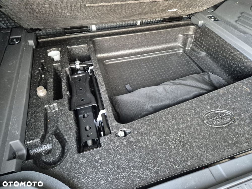 Land Rover Defender 110 D250 X-Dynamic SE - 8