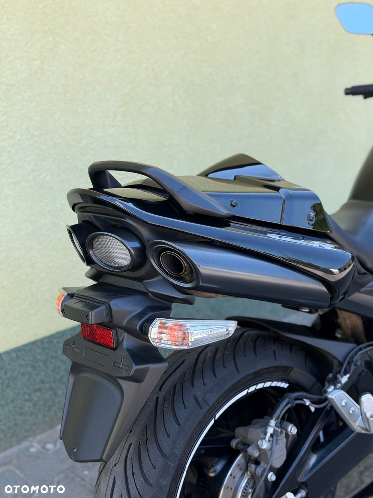 Suzuki GSR - 11