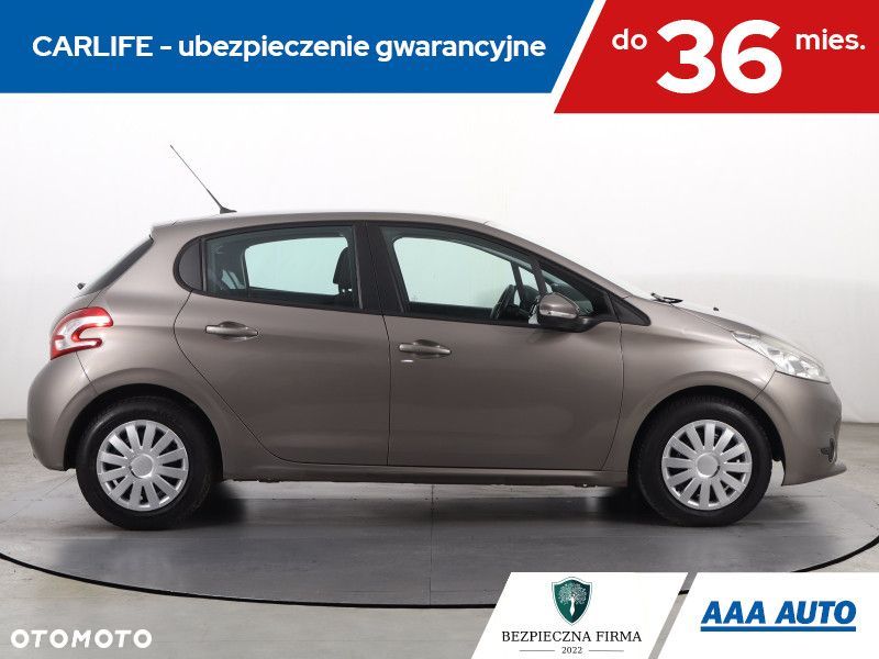 Peugeot 208 - 8
