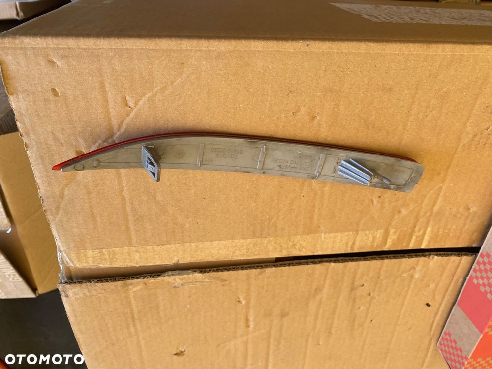 TOYOTA COROLLA E21 SEDAN VII 19- Oryginalny! PRAWY TYLNY ODBLASK LAMPKA ODBLASKOWA ZDERZAKA TYLNEGO  W ZDERZAK TYLNY TYŁ  PRAWA STRONA  E 21 E210 E 210  81910-02220  8191002220 - 6