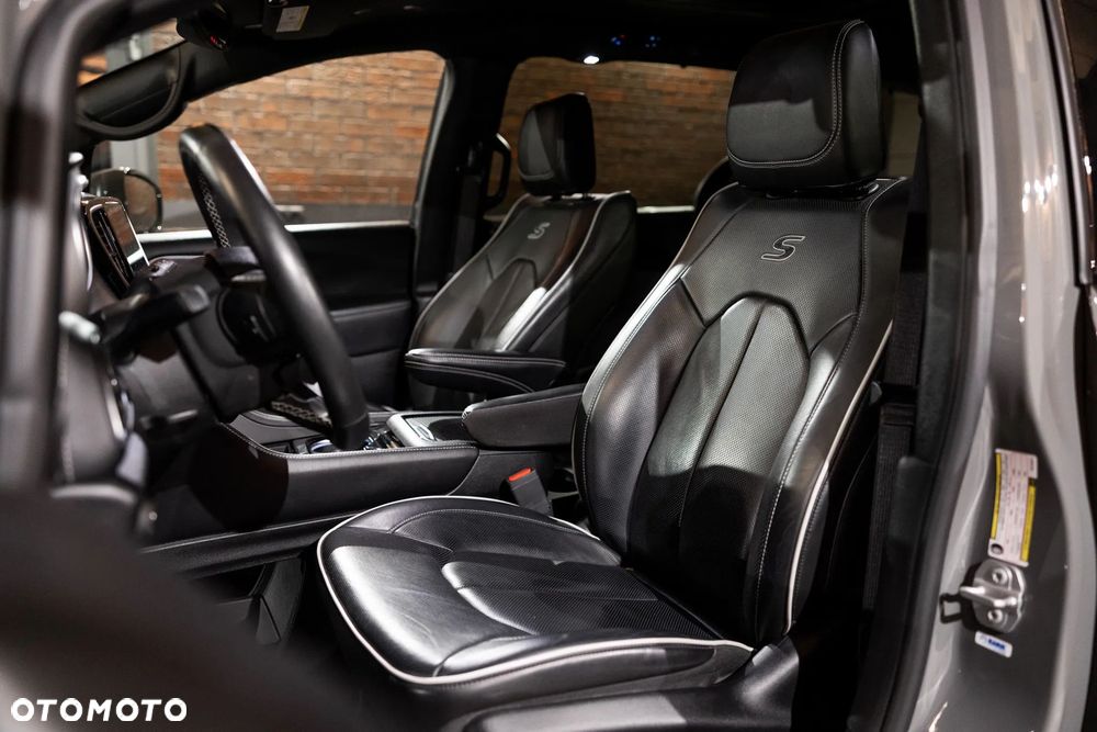 Chrysler Pacifica - 20