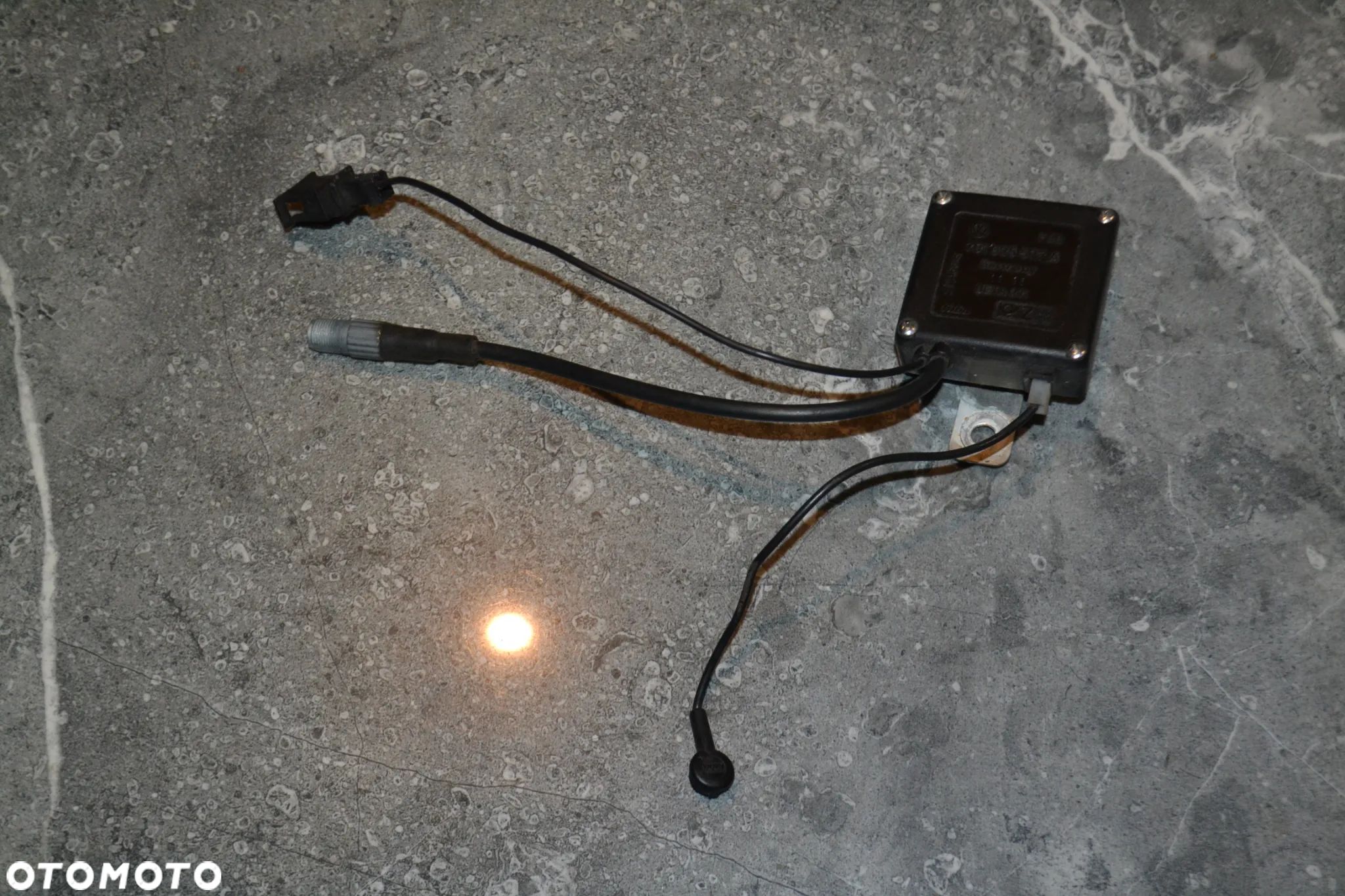 VW T4 WZMACNIACZ ANTENOWY 701035577A ORYGINAŁ - 1