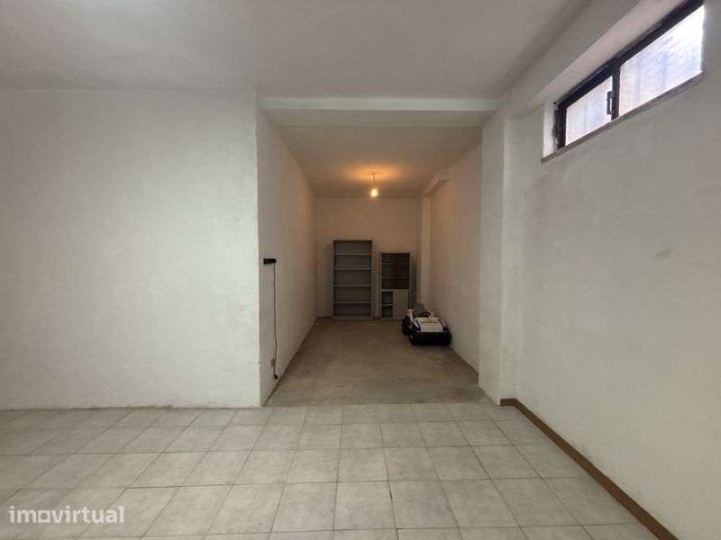 Garagem Espaçosa com Luz Natural e Agua - Grande imagem: 4/5