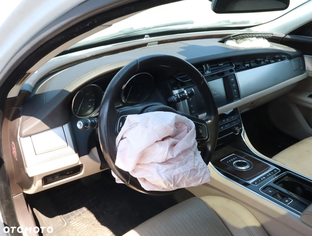 Jaguar XF 20d Prestige - 10