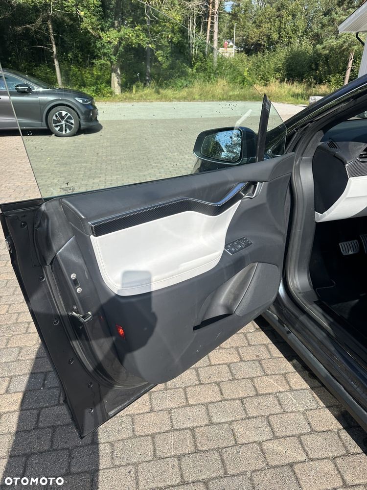 Tesla Model X - 11
