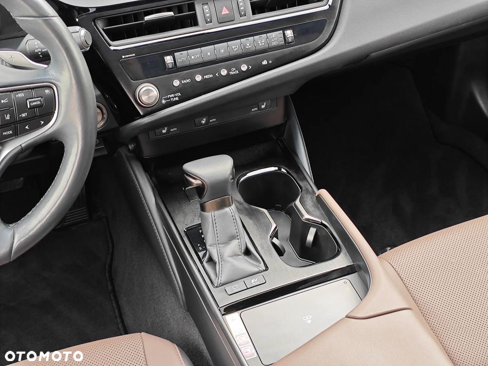 Lexus ES 300h Business Edition - 23