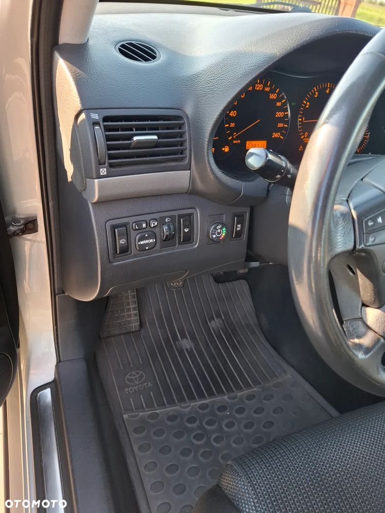 Toyota Avensis - 6