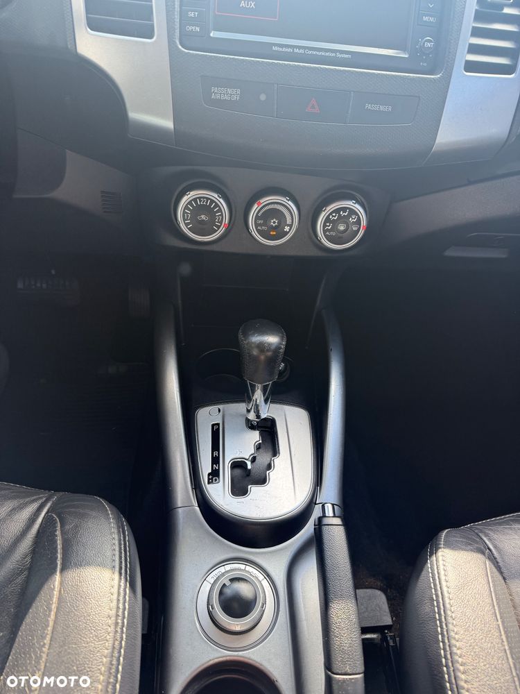 Mitsubishi Outlander 2.4 Instyle NAVI CVT - 18