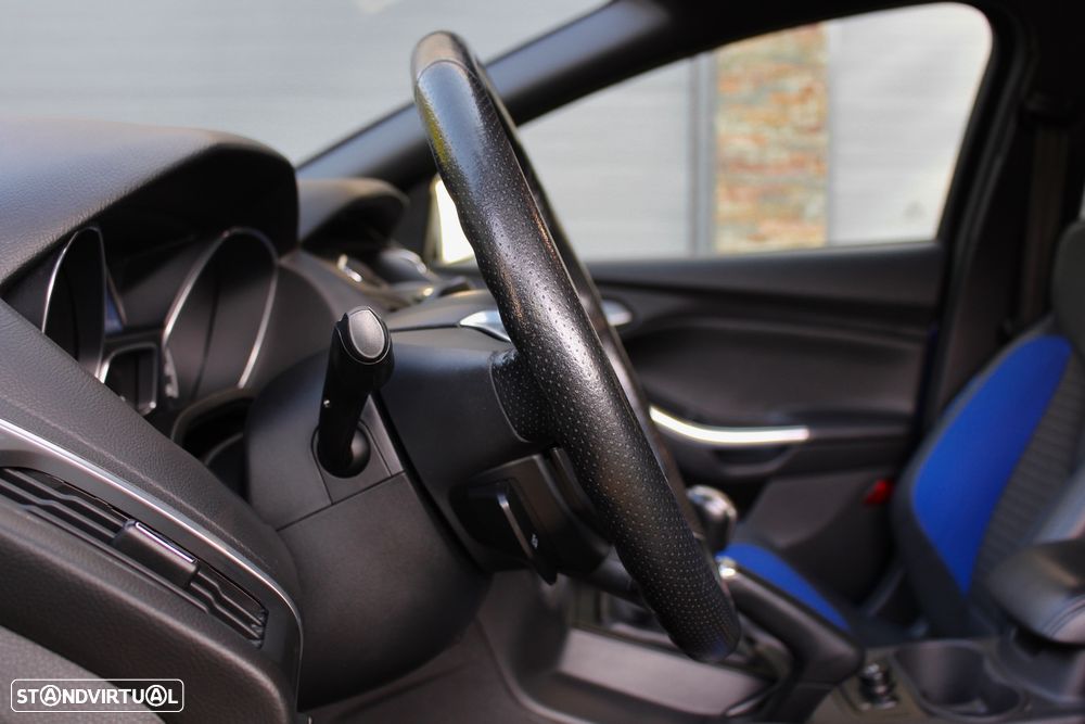 Ford Focus 2.0i ST - 24