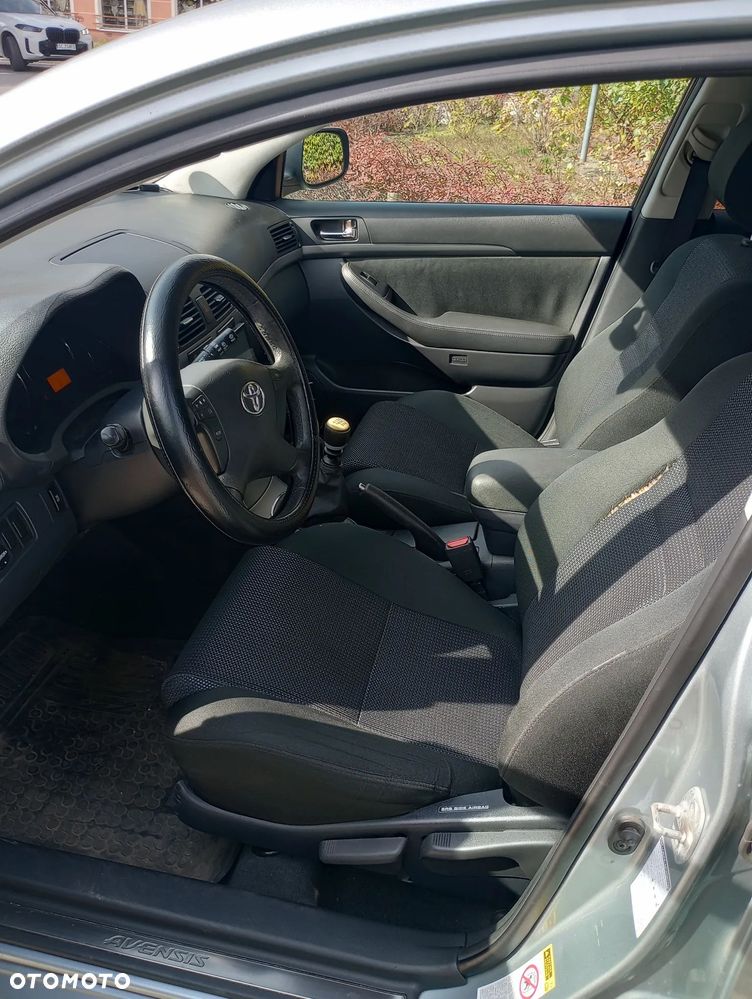 Toyota Avensis - 8