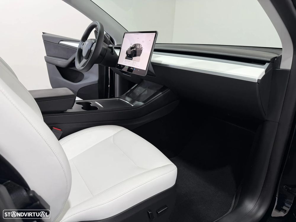 Tesla Model Y Performance Dual Motor AWD - 33