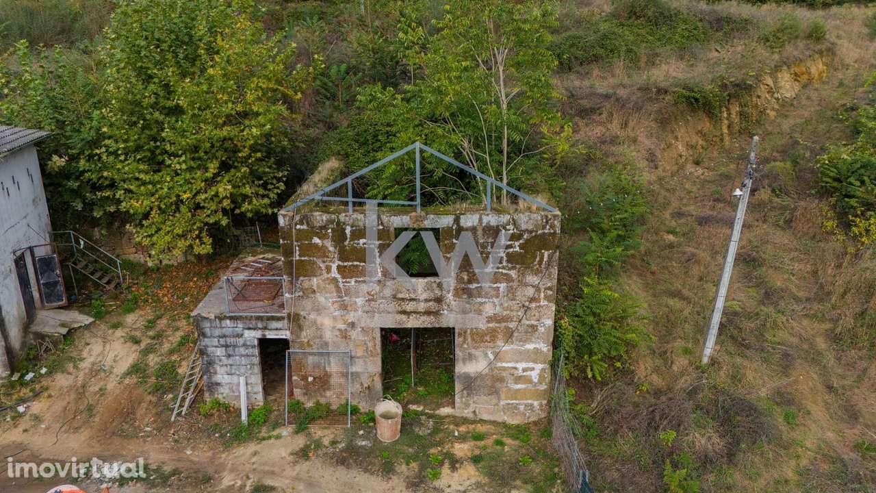 Moradia para restauro e terreno em zona de construção com ~14.633m2 em - Grande imagem: 4/15