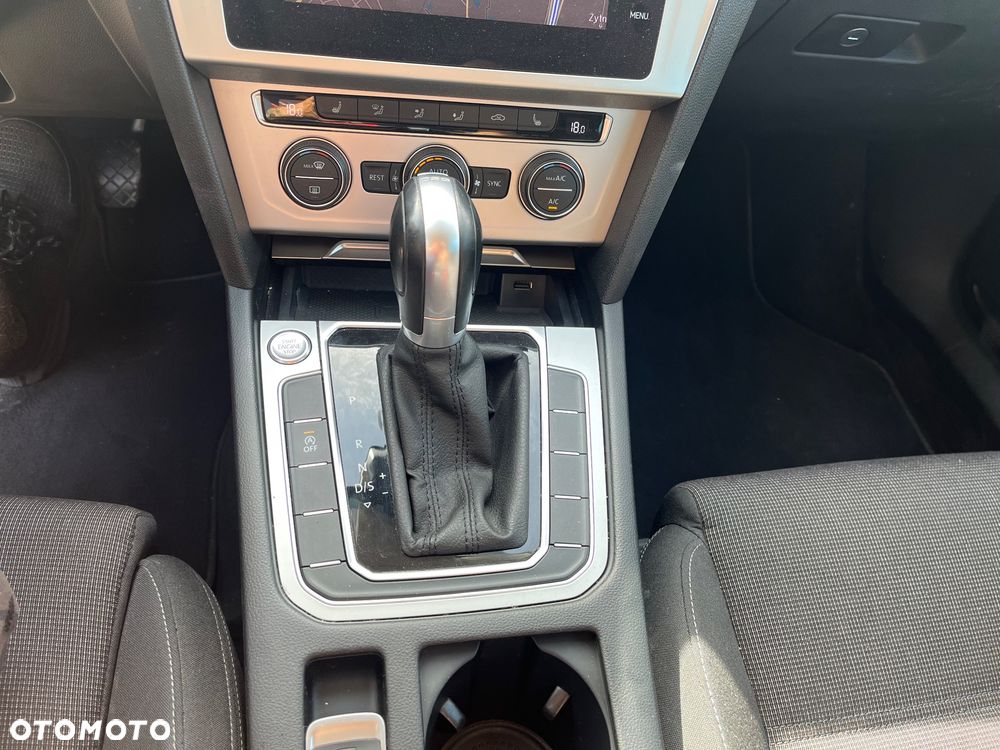Volkswagen Passat 2.0 TDI Elegance DSG - 14