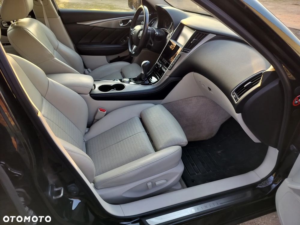 Infiniti Q50 2.0t Sport Sound Studio by Bose - 12