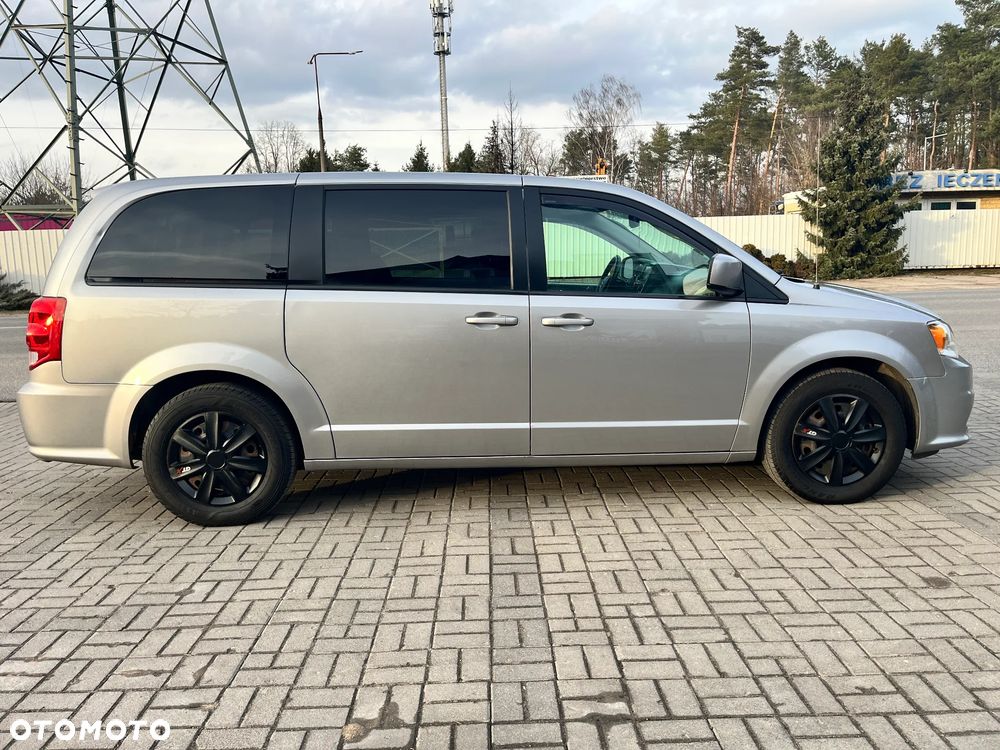 Dodge Grand Caravan - 2