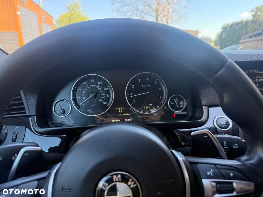 BMW Seria 5 550i - 11