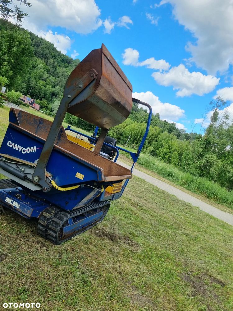 Kubota Canycon S100. Wozidło Gąsienicowe. Japońska Wywrotka w Pełni Hydrauliczna. Samo-załadowcza łyżka. Kiper Obrotowy! Silnik Kubota 3cylindry. Potężna moc. Szybka wolna jazda! Tylko 351 MTG. 2015rok prod. Ani deka luzów czy wycieków! Maszyna Sprowadzona z Norwegii z urzędu komunalnego. Używana raz do roku. Wielka Okazja! - 2