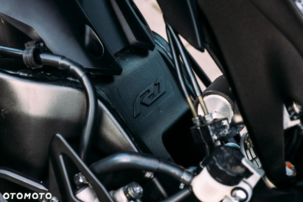 Yamaha R1 - 9