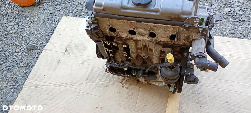 Silnik blok silnika słupek Peugeot 207 1.4 8V KFV - 2