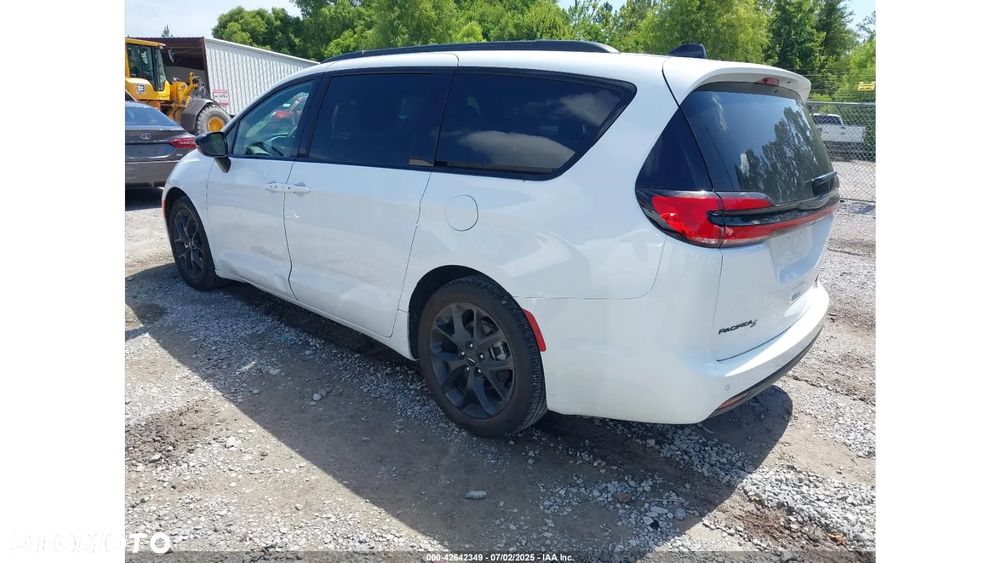Chrysler Pacifica - 5