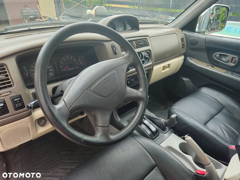 Mitsubishi Pajero Sport - 12