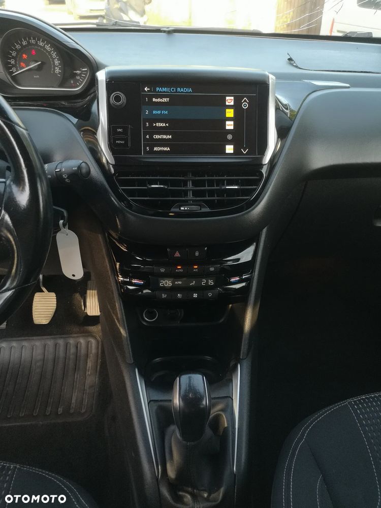 Peugeot 208 - 24
