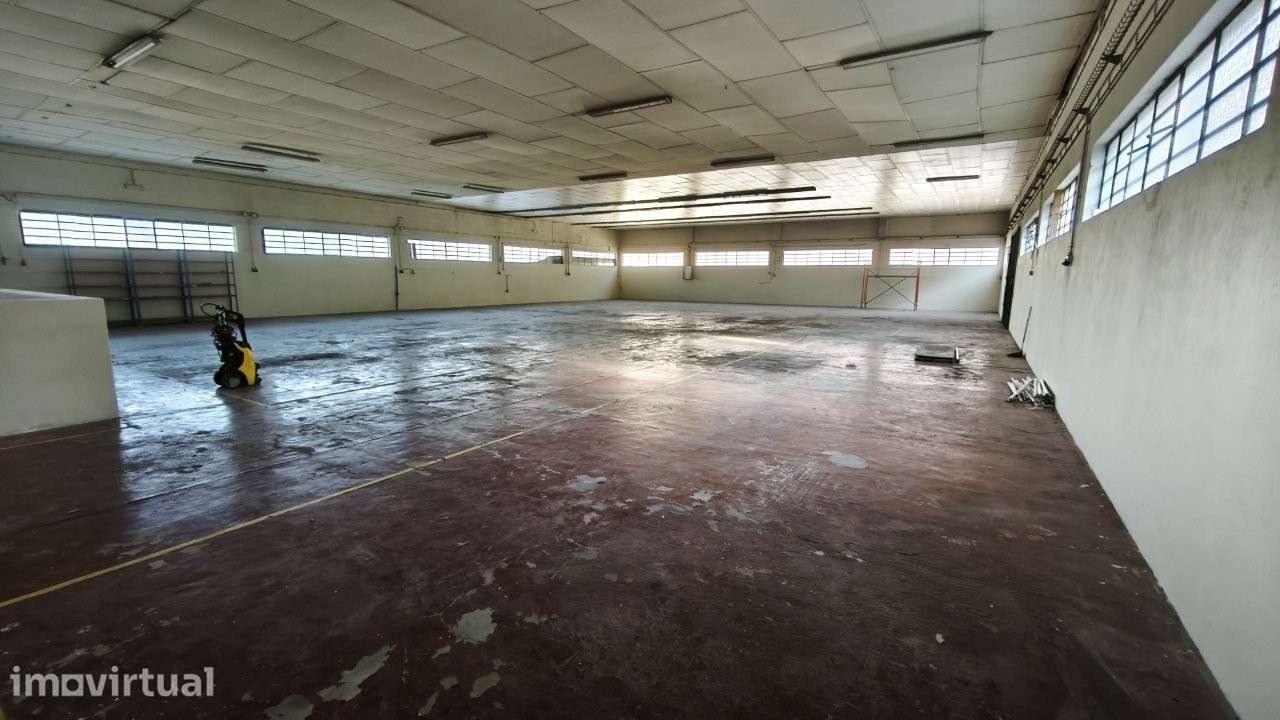 Armazém com 1100m2 área, com logradouro - Serzedo - Grande imagem: 2/21